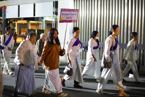 ภาพ No.190173:พิธีตักบาตรพระธรรมยาตรา ณ อนุสรณ์สถานลำดับที่ 1 สถานที่เกิดด้วยรูปกายเนื้อ อนุสรณ์สถานมหาวิหารพระมงคลเทพมุนี (โลตัสแลนด์) อ.สองพี่น้อง จ.สุพรรณบุรี ในโครงการธรรมยาตรา กตัญญูบูชา มหาปูชนียาจารย์ พระมงคลเทพมุนี(สด จนฺทสโร) พระผู้ปราบมาร อนุสรณ์สถาน 7 แห่ง 
