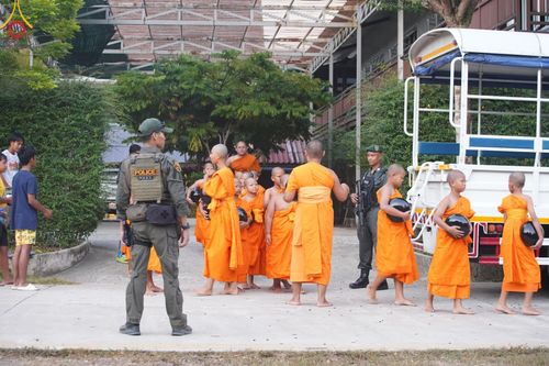 ภาพ No.61021:สามเณรออกบิณฑบาต และกิจกรรมอบรมสามเณร ในโครงการบรรพชาสามเณรฟื้นฟู พระพุทธศาสนาทั่วไทย ณ ศูนย์อบรมที่พักสงฆ์บ้านร่มเย็น จ.นราธิวาส วันที่ 2-15 เมษายน พ.ศ. 2567