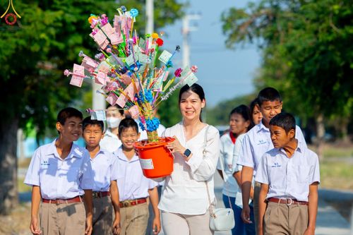 ภาพ No.189264:พิธีทอดผ้าป่าทำนุบำรุงศาสนสถาน ในโครงการธรรมยาตรา กตัญญูบูชา มหาปูชนียาจารย์ พระมงคลเทพมุนี(สด จนฺทสโร) พระผู้ปราบมาร อนุสรณ์สถาน 7 แห่ง ปีที่ 13 ณ วัดใหม่นพรัตน์  ต.เนินพระปรางค์ อ.สองพี่น้อง จ.สุพรรณบุรี วันที่ 5 มกราคม พ.ศ. 2568