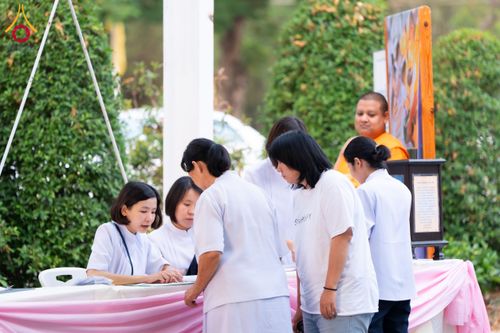 ภาพ No.61209:พิธีตักบาตรฉลองพระใหม่ รุ่นบูชาธรรมโครงการ 1-2 โครงการบรรพชาอุปสมบทหมู่ธรรมทายาท บูชาธรรมหลวงพ่อธัมมชโย 80 ปี ณ โถงช้างสำนักงานใหญ่ วัดพระธรรมกาย วันที่ 20 เมษายน พ.ศ. 2567