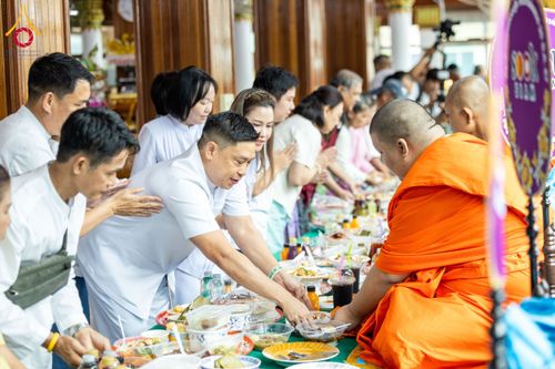 ภาพ No.183271:พิธีทอดกฐิน ณ วัดปรางค์หลวง จ.นนทบุรี ในโครงการทอดกฐินสามัคคีทั่วไทย 30,000 วัด บูชาธรรม 80 ปี หลวงพ่อธัมมชโย โดยคณะศิษยานุศิษย์วัดพระธรรมกาย วันที่ 20 ตุลาคม พ.ศ. 2567