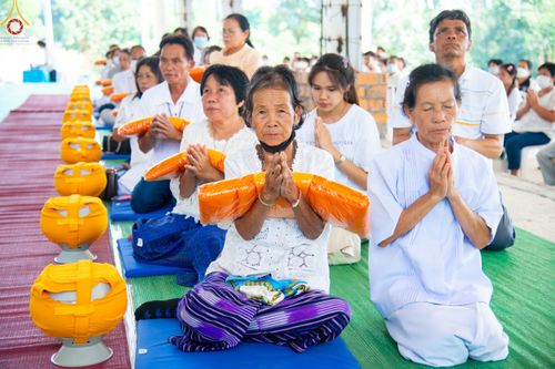ภาพ No.101534:พิธีขอขมาและมอบผ้าไตร ในโครงการอุปสมบทบูชาธรรม มหาปูชนียาจารย์ พ.ศ. 2566 ณ ธุดงคสถานลำพูน ต.เหล่ายาว อ.บ้านโฮ่ง จ.ลำพูน  วันที่ 7 ธันวาคม พ.ศ. 2566