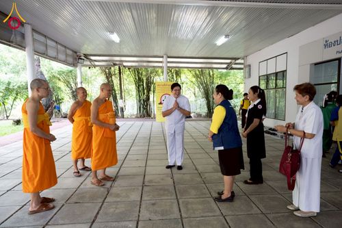 ภาพ No.230298:วันจันทร์ที่ 30 มิถุนายน พ.ศ. 2568 เจ้าอาวาสวัดพระธรรมกาย เยี่ยมอนุโมทนาให้กำลังใจ บุคลากรทางการแพทย์-เจ้าหน้าที่ผู้ปฏิบัติงาน โครงการรถตัดแว่นสายตาเคลื่อนที่สภากาชาดไทย เพื่อเด็กนักเรียนในชนบท พื้นที่จังหวัดปทุมธานี