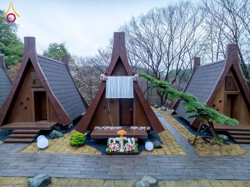 ภาพ No.220918:วันที่ 13 เมษายน พ.ศ. 2568 พิธีโปรยรัตนชาติปฐมเริ่มสถาปนาเจดีย์ และ พิธีเปิดหมู่บ้านปฏิบัติธรรม เพื่อการบรรลุธรรม ณ วัดป่าธรรมกายนานาชาติโทชิหงิ  ประเทศญี่ปุ่น