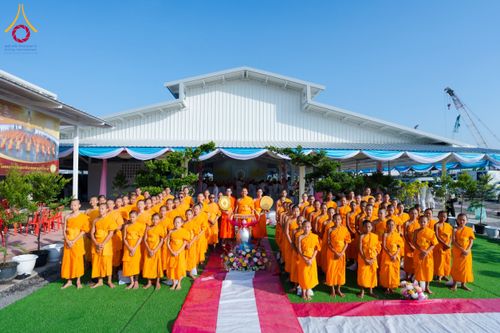 พิธีทอดกฐิน ศูนย์เบญจธรรม จ.ปทุมธานี ในโครงการกฐินสามัคคีทั่วไทย 30,000 วัด บูชาธรรม 80 ปี หลวงพ่อธัมมชโย โดยคณะศิษยานุศิษย์วัดพระธรรมกาย วันที่ 11 พฤศจิกายน พ.ศ. 2567