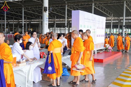 ภาพ No.208736:พระบาทสมเด็จพระเจ้าอยู่หัวทรงพระกรุณาโปรดเกล้าฯ พระราชทานภัตตาหารพระราชทาน แด่พระภิกษุ สามเณร ในการสอบบาลีสนามหลวง ณ วัดพระธรรมกาย วันที่ 22 กุมภาพันธ์ พ.ศ. 2568 ณ วัดพระธรรมกาย อำเภอคลองหลวง จังหวัดปทุมธานี