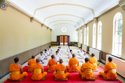 ภาพ No.83307:พิธีตัดปอยผมธรรมทายาทและฝากตัวเป็นศิษย์ ในโครงการอบรมพระธรรมทายาททวีปยุโรป รุ่นที่ 9 วันพุธที่ 12 มิถุนายน พ.ศ. 2566 ณ วัดพระธรรมกายเบเนลักซ์ ประเทศเบลเยี่ยม