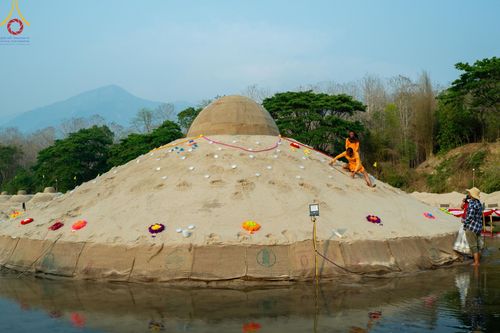 ภาพ No.138591:Photo Story  มหัศจรรย์วัดดงดินแดง Episode 6 พระภิกษุ-สามเณร ในโครงการบรรพชาอุปสมบทหมู่  กว่า 500 รูป และศีลจาริณีกว่า 300 คน ร่วมกันก่อพระเจดีย์ทราย 20,000 องค์ และจุดประทีป  บูชาธรรม 80 ปี หลวงพ่อธมฺมชโย กลางลำน้ำแม่ตื่น