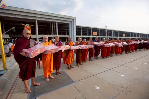 ภาพ No.225007:วันที่ 20 - 27 เมษายน พ.ศ. 2568 "ภาพแห่งความปลื้มที่ไม่มีวันจบ" คณะสงฆ์สามเณร เจ้าหน้าที่ และสาธุชน ร่วมแรงร่วมใจกันเตรียมงานและเก็บงาน เพื่อวันคุ้มครองโลก พิธีถวายมหาสังฆทานคณะสงฆ์ 40,000 กว่าวัดทั่วประเทศ