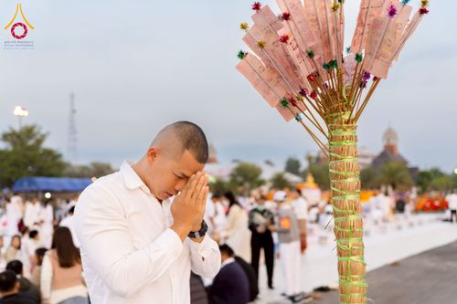 ภาพ No.276867:วันเสาร์ที่ 6 ธันวาคม พ.ศ. 2568 พิธีตักบาตรพระ 1,000 รูป อุทิศถวายพระราชกุศลสมเด็จพระนางเจ้าสิริกิติ์ พระบรมราชินีนาถ พระบรมราชชนนี พันปีหลวง และ ทำบุญเมืองลำปาง ครบรอบ 1,345 ปี ณ ลานพระบรมราชานุสาวรีย์สมเด็จพระนเรศวรมหาราชนครลำปาง อ.เกาะคา จ.ลำปาง