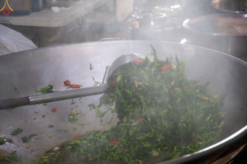 ภาพ No.190373:สาธุชนถวายภัตตาหารเป็นสังฆทาน แด่พระธรรมยาตรา ณ อนุสรณ์สถานมหาวิหารพระมงคลเทพมุนี (โลตัสแลนด์) อ.สองพี่น้อง จ.สุพรรณบุรี ในโครงการธรรมยาตรา กตัญญูบูชา มหาปูชนียาจารย์ พระมงคลเทพมุนี(สด จนฺทสโร) พระผู้ปราบมาร แห่ง ปีที่ 13 วันที่ 7 มกราคม พ.ศ.2568