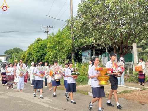 ภาพ No.171630:พิธีทอดกฐิน ณ วัดหัวฝาย จ.ลำปาง กฐินสัมฤทธิ์เด็กดี V-Star  โรงเรียนวัดหลวงวิทยา จ.ลำปาง สืบทอดวิถีวัฒนธรรมไทลื้อ ในโครงการทอดกฐินสามัคคีทั่วไทย 30,000 วัด บูชาธรรม 80 ปี หลวงพ่อธัมมชโย โดยคณะศิษยานุศิษย์วัดพระธรรมกาย วันที่ 20 ตุลาคม พ.ศ.2567