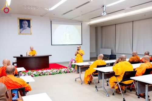 ภาพ No.222511:วันที่ 21 เมษายน พ.ศ. 2568 หลวงพ่อทัตตชีโวต้อนรับคณะสงฆ์ศรีลังกา ณ อาคาร 100 ปี คุณยายมหารัตนอุบาสิกาจันทร์ ขนนกยูง วัดพระธรรมกาย