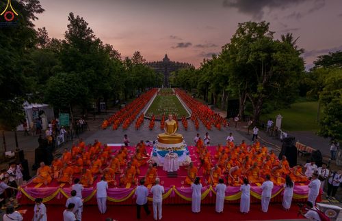 ภาพ No.104163:พิธีจุดประทีป ถวายเป็นพุทธบูชา สามเณรธรรมทายาทชาวอินโดนีเซียกว่า 1,000 รูป ณ มหาเจดีย์บุโรพุทโธ ประเทศอินโดนีเซีย ในวันที่ 23 ธันวาคม พ.ศ. 2566