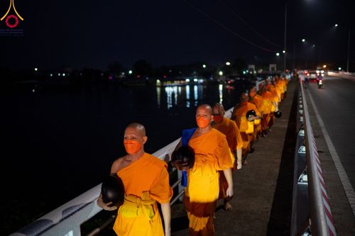 ภาพ No.101770:ตักบาตรพระ 10,000 รูป เติมบุญให้แผ่นดิน เนื่องในโอกาส 192 ปี จังหวัดกาญจนบุรี หนึ่งในโครงการตักบาตรพระ 2,000,000 รูป  77 จังหวัดทุกวัดทั่วไทย วันจันทร์ที่ 11 ธันวาคม พ.ศ. 2566 บริเวณถนนสองแคว (SKY WALK) เมืองกาญจนบุรี