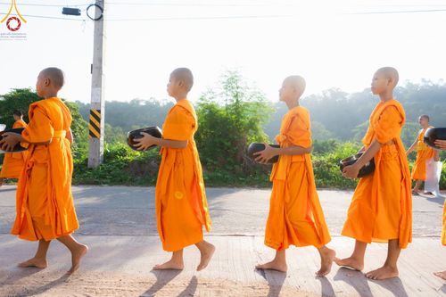 ภาพ No.57799:กิจกรรมบิณฑบาตของสามเณร โครงการบรรพชาสามเณร ฟื้นฟูพระพุทธศาสนาทั่วไทย ธุดงคสถานชลบุรี ณ ชุมชนบ้านห้วยเหียน ตำบลบ่อวิน  อำเภอศรีราชา จังหวัดชลบุรี วันที่ 27 เมษายน พ.ศ. 2567