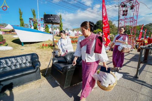 ภาพ No.187100:พิธีตักบาตรพระ ๕๐๐ รูป "สร้างบุญใหญ่ ส่งท้ายปีเก่า ต้อนรับปีใหม่ ๒๕๖๘" วันเสาร์ที่ ๒๘ ธันวาคม พ.ศ. ๒๕๖๗ ณ ถนนหน้าที่ว่าการอำเภอภูเรือ จังหวัดเลย