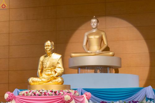 ภาพ No.251205:วันที่ 10 ตุลาคม พ.ศ. 2568 พิธีปฏิบัติธรรม ในวันคล้ายวันเกิด 141 ปี พระมงคลเทพมุนี (สด จนฺทสโร) พระผู้ปราบมาร ณ สภาธรรมกายสากล วัดพระธรรมกาย