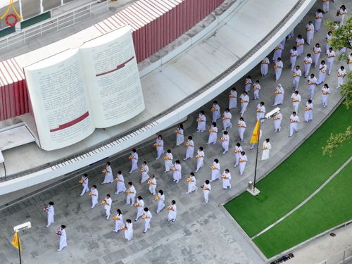 ภาพ No.141285:พิธีบรรพชาอุปสมบท โครงการอุปสมบทหมู่รุ่นผู้บริหาร รุ่นที่ 14 โครงการอุปสมบทหมู่ธรรมทายาท ระดับอุดมศึกษา รุ่นที่ 51 ภาคฤดูฝน ณ โบสถ์พระไตรปิฎก วัดพระธรรมกาย ในวันเสาร์ที่ 15 มิถุนายน พ.ศ. 2567