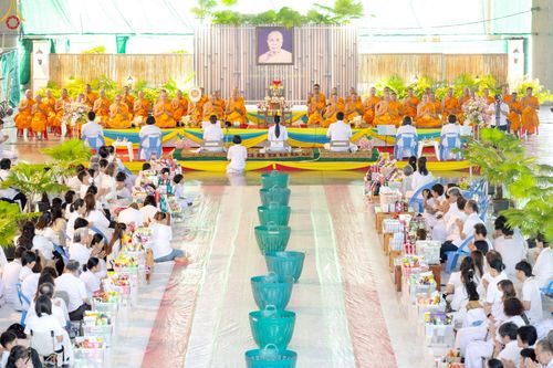 ภาพ No.229592:วันอาทิตย์ที่ 22 มิถุนายน พ.ศ. 2568 พิธีตักบาตรฉลองพระบวชใหม่ โครงการอุปสมบทหมู่ผู้บริหารรุ่นที่ 15 ณ วิหารคด วัดพระธรรมกาย