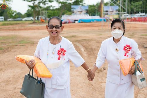 ภาพ No.84327:พิธีทอดผ้าป่า พิธีอัญเชิญปฐมรัตนปฐวี และพิธีตอกเสาเข็มต้นสุดท้าย เพื่อสถาปนาอาคาร 80 ปี หลวงพ่อธัมมชโย ณ ศูนย์ปฏิบัติธรรมวิหารแดง ตำบลเจริญธรรม อำเภอวิหารแดง จ.สระบุรี  วันที่ 23 กรกฎาคม พ.ศ. 2566