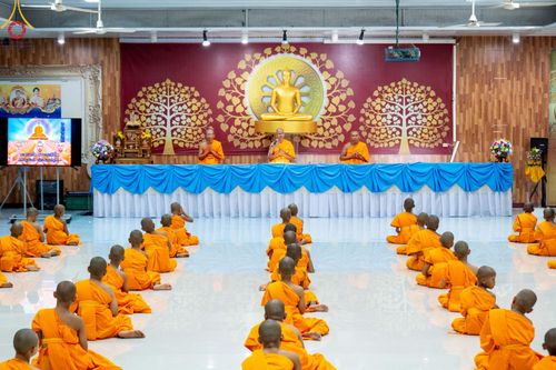 ภาพ No.62000:สามเณรจากศูนย์อบรมเยาวชนสุรินทร์ ออกบิณฑบาต รอบอำเภอเมือง จ.สุรินทร์ ในโครงการบรรพชาสามเณร ฟื้นฟูพระพุทธศาสนาทั่วไทย วันที่ 9 เมษายน พ.ศ. 2567