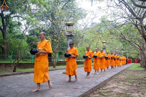 ภาพ No.139365:พิธีตักบาตรรอบเมืองดัมบุลล่า เทศกาลวิสาขบูชาแห่งชาติ ศรีลังกา เมื่อวันที่ 16 พฤษภาคมที่ผ่านมา คณะสงฆ์จากวัดพระธรรมกาย และคณะพระภิกษุสามเณรศรีลังกา ในโครงการสยาม-ลังกา ธรรมยาตรา ฉลองเทศกาลวิสาขบูชาแห่งชาติ ศรีลังกา บูชาธรรม 80 ปีหลวงพ่อธัมมชโย