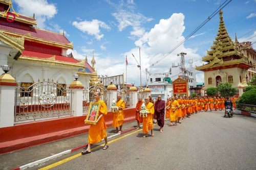 ภาพ No.144300:พิธีถวายเทียนพรรษา, พิธีสืบชะตาหลวง, พิธีถวายสังฆทาน และ พิธีถวายทุนการศึกษา บูชาธรรม ๘๐ ปี พระครูบาไชยบูลย์ ธัมมชโย วันจันทร์ที่ ๑๕ กรกฏาคม พ.ศ. ๒๕๖๗ ณ วัดราชฐานหลวงหัวข่วง เมืองเชียงตุง สาธารณรัฐแห่งสหภาพเมียนมาร์