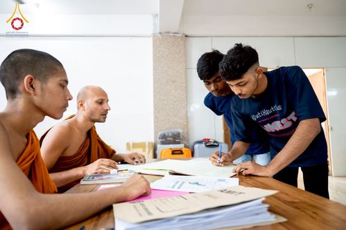 ภาพ No.230994:วันที่ 1 กรกฎาคม พ.ศ. 2568 โครงการบรรพชาสามเณร 300 รูป ถวายเป็นพุทธบูชา  วันอาสาฬหบูชา ณ จุดกำเนิดพระรัตนตรัย  ต้นแหล่งธัมมจักกัปปวัตตนสูตร เมืองพาราณสี  สารนาถ ประเทศอินเดีย