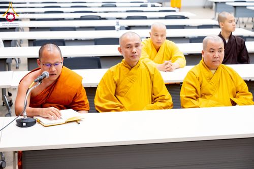 ภาพ No.222926:วันที่ 23 เมษายน พ.ศ. 2568 หลวงพ่อทัตตชีโวต้อนรับคณะสงฆ์ World Pec ณ อาคาร 100 ปี คุณยายมหารัตนอุบาสิกาจันทร์ ขนนกยูง วัดพระธรรมกาย