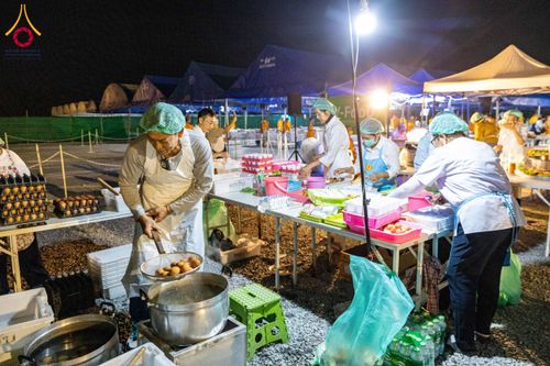 ภาพ No.201384:พิธีถวายภัตตาหารเป็นสังฆทาน แด่พระธรรมยาตรา ณ อนุสรณ์สถานบางปลา วัดบางปลา อำเภอบางเลน จังหวัดนครปฐม ในโครงการธรรมยาตรา กตัญญูบูชา มหาปูชนียาจารย์ พระมงคลเทพมุนี(สด จนฺทสโร) พระผู้ปราบมาร อนุสรณ์สถาน 7 แห่ง ปีที่ 13 วันที่ 25 มกราคม พ.ศ. 2568