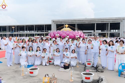 ภาพ No.160373:พิธีปลูกต้นทรัพย์บานชื่น ณ ลานธรรม พระมหาธรรมกายเจดีย์ วัดพระธรรมกาย จ.ปทุมธานี วันพฤหัสบดีที่ 10 ตุลาคม พ.ศ. 2567