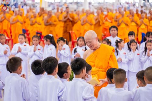 ภาพ No.151397:พิธีจุดเทียนใจ ไฟนิรันดร์ อนันตชัย ณ สภาธรรมกายสากล วัดพระธรรมกาย วันอาทิตย์ต้นเดือนที่ 1 กันยายน พ.ศ. 2567