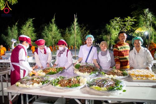 ภาพ No.193669:สาธุชนถวายภัตตาหารเป็นสังฆทาน แด่พระธรรมยาตรา ณ อนุสรณ์สถานมหาวิหารพระมงคลเทพมุนี (โลตัสแลนด์) อ.สองพี่น้อง จ.สุพรรณบุรี ในโครงการธรรมยาตรา กตัญญูบูชา มหาปูชนียาจารย์ พระมงคลเทพมุนี(สด จนฺทสโร) พระผู้ปราบมาร ปีที่ 13 วันที่ 12 มกราคม พ.ศ.2568