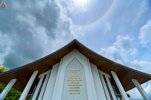 ภาพ No.239344:วันอาทิตย์ที่ 17 สิงหาคม พ.ศ. 2568 พิธีกดปุ่มอัญเชิญรูปเหมือน พระมงคลเทพมุนี (สด จันทสโร)  ณ มหาวิหารแก้วพระมงคลเทพมุนี  ศูนย์ปฏิบัติธรรมแก้วเมืองเลย