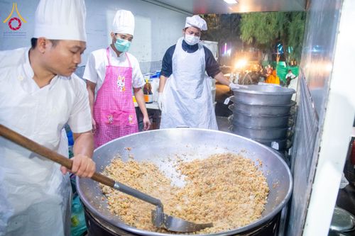 ภาพ No.194855:พิธีถวายภัตตาหารเป็นสังฆทาน แด่พระธรรมยาตรา ณ อนุสรณ์สถานมหาวิหารพระมงคลเทพมุนี (โลตัสแลนด์) อ.สองพี่น้อง จ.สุพรรณบุรี ในโครงการธรรมยาตรา กตัญญูบูชา มหาปูชนียาจารย์ พระมงคลเทพมุนี(สด จนฺทสโร) พระผู้ปราบมาร แห่ง ปีที่ 13 วันที่ 14 มกราคม พ.ศ.2568