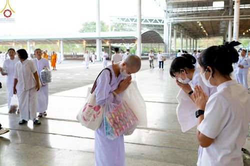 ภาพ No.124376:พิธีตักบาตรในวันมาฆบูชา ณ บ้านแก้วเรือนทองคุณยายฯ วัดพระธรรมกาย จ.ปทุมธานี วันเสาร์ที่ 24 กุมภาพันธ์ พ.ศ. 2567