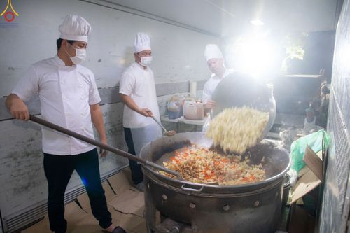 ภาพ No.189365:พิธีถวายภัตตาหารเป็นสังฆทาน แด่พระธรรมยาตรา ในโครงการธรรมยาตรา กตัญญูบูชา มหาปูชนียาจารย์ พระมงคลเทพมุนี(สด จนฺทสโร) พระผู้ปราบมาร อนุสรณ์สถาน 7 แห่ง ปีที่ 13 ณ อนุสรณ์สถานมหาวิหารพระมงคลเทพมุนี (โลตัสแลนด์) อ.สองพี่น้อง จ.สุพรรณบุรี วันที่ 5 มกราคม 2568