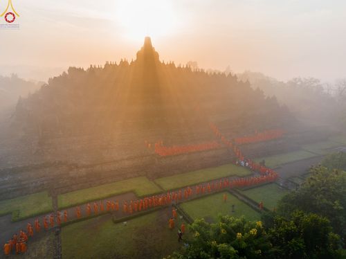 ภาพ No.105112:สามเณรธรรมทายาทชาวอินโดนีเซียกว่า 1,000 รูป นั่งสมาธิ และเวียนประทักษิณ ณ มหาเจดีย์บุโรพุทโธ ประเทศอินโดนีเซีย ในวันที่ 26 ธันวาคม พ.ศ. 2566