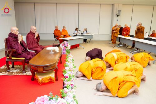 ภาพ No.223038:วันที่ 24 เมษายน พ.ศ. 2568 หลวงพ่อทัตตชีโวต้อนรับคณะสงฆ์เมียนมา ณ อาคาร 100 ปี คุณยายมหารัตนอุบาสิกาจันทร์ ขนนกยูง วัดพระธรรมกาย