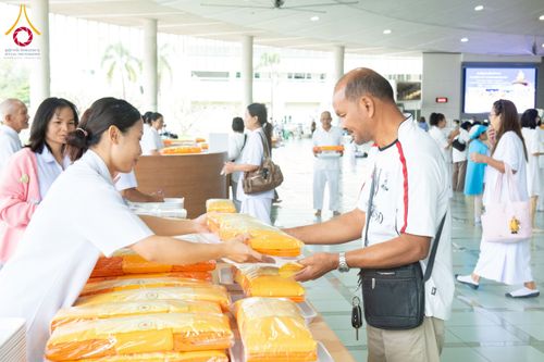 ภาพ No.276410:วันศุกร์ที่ 5 ธันวาคม พ.ศ. 2568 (วันพระ ขึ้น 15 ค่ำ เดือน 1) พิธีบุพเปตพลี ครั้งที่ 175 ร่วมอุทิศบุญแด่หมู่ญาติที่ล่วงลับไปแล้ว และสืบทอดอายุพระพุทธศาสนา ณ หอฉันคุณยายอาจารย์ฯ วัดพระธรรมกาย