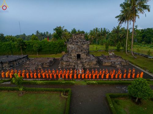 ภาพ No.105133:สามเณรธรรมทายาทชาวอินโดนีเซียกว่า 1,000 รูป เดินธรรมยาตรา บูชาพระสัมมาสัมพุทธเจ้า ณ มหาเจดีย์บุโรพุทโธ ประเทศอินโดนีเซีย ในวันที่ 27 ธันวาคม พ.ศ. 2566