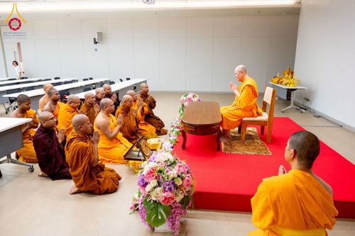 ภาพ No.222550:วันที่ 21 เมษายน พ.ศ. 2568 หลวงพ่อทัตตชีโวต้อนรับคณะสงฆ์บังกลาเทศ ณ อาคาร 100 ปี คุณยายมหารัตนอุบาสิกาจันทร์ ขนนกยูง วัดพระธรรมกาย