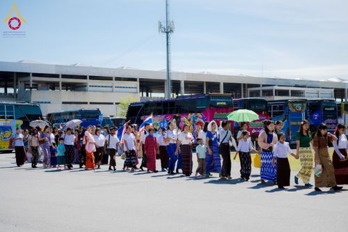 ภาพ No.143627:พิธีถวายผ้าไตร, สวดธรรมจักร, ปฏิบัติธรรม และฟังแสดงพระธรรมเทศนา ภาษาเมียนมา โดยมีสาธุชนชาวเมียนมากว่า 4,000 คน เข้าร่วมพิธี ณ มหารัตนวิหารคด วัดพระธรรมกาย วันอาทิตย์ที่ 7 กรกฎาคม พ.ศ. 2567