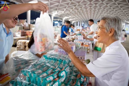 ภาพ No.276946:วันอาทิตย์ที่ 7 ธันวาคม พ.ศ. 2568 พิธีตักบาตรอาทิตย์ต้นเดือน ณ บ้านแก้วเรือนทองคุณยายฯ วัดพระธรรมกาย