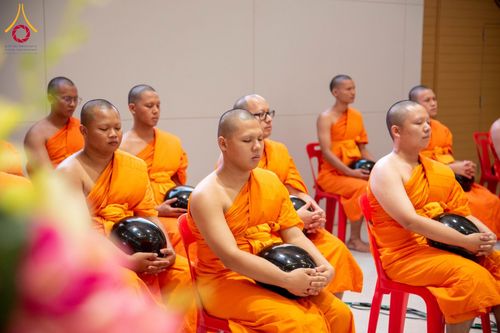 ภาพ No.60727:พิธีตักบาตรพระภิกษุสามเณร ธรรมทายาทระดับอุดมศึกษา วันเสาร์ที่ 20 เมษายน พ.ศ. 2567 ณ ห้องปฎิบัติธรรม ชั้นลอย มหารัตนวิหารคด 13 วัดพระธรรมกาย จ.ปทุมธานี