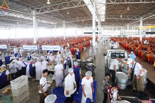 ภาพ No.60165:คณะสงฆ์ 10,000 กว่าวัดฉันภัตตาหารเพล ในวันคุ้มครองโลก วันจันทร์ที่ 22 เมษายน พ.ศ. 2567 ณ สภาธรรมกายสากล วัดพระธรรมกาย