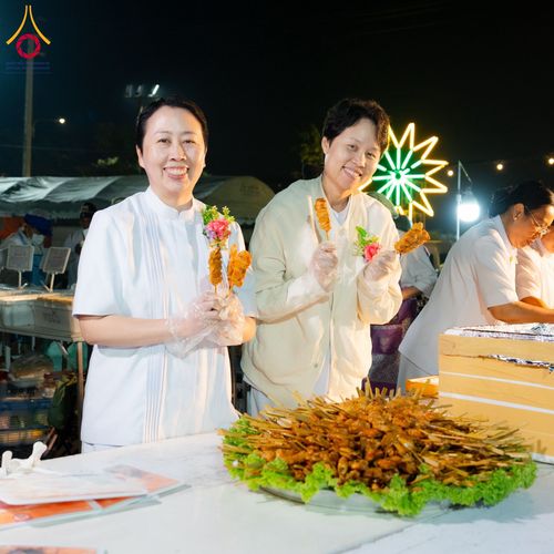 ภาพ No.197881:สาธุชนถวายภัตตาหารเป็นสังฆทาน แด่พระธรรมยาตรา ณ วัดโบสถ์(บน) ตำบลบางคูเวียง อำเภอบางกรวย จังหวัดนนทบุรี ในโครงการธรรมยาตรา กตัญญูบูชา มหาปูชนียาจารย์ พระมงคลเทพมุนี(สด จนฺทสโร) พระผู้ปราบมาร อนุสรณ์สถาน 7 แห่ง ปีที่ 13 วันที่ 19 มกราคม พ.ศ. 2568