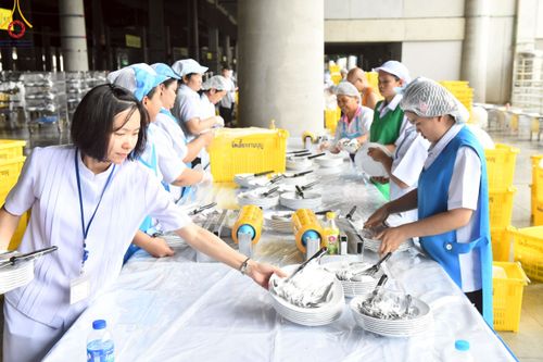 ภาพ No.218408:วันที่ 15 - 18 เมษายน พ.ศ. 2568 การเตรียมภาชนะสำหรับถวายภัตตาหาร , การจัดโต๊ะเก้าอี้ในลานธรรม , การแพ็คพัสดุงานต้อนรับ เพื่องานวันคุ้มครองโลก 22 เมษายน พ.ศ.2568 วัดพระธรรมกาย