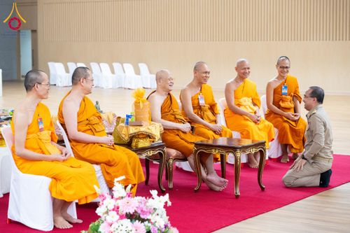 ภาพ No.208912:พระบาทสมเด็จพระเจ้าอยู่หัว ทรงมีพระราชศรัทธาทรงพระกรุณาโปรดเกล้าฯ ให้บำเพ็ญพระราชกุศลถวายภัตตาหารพระราชทาน การสอบบาลีสนามหลวง ณ วัดพระธรรมกาย ย อ.คลองหลวง จ.ปทุมธานี วันที่ 23-24 กุมภาพันธ์ พ.ศ. 2568